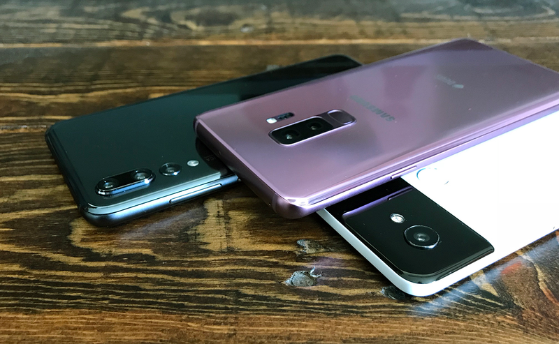 Illustration for article titled Hemos puesto a un inútil a tomar fotos con el Pixel 2XL, el Galaxy S9+ y el Huawei P20 Pro. Este es el resultado